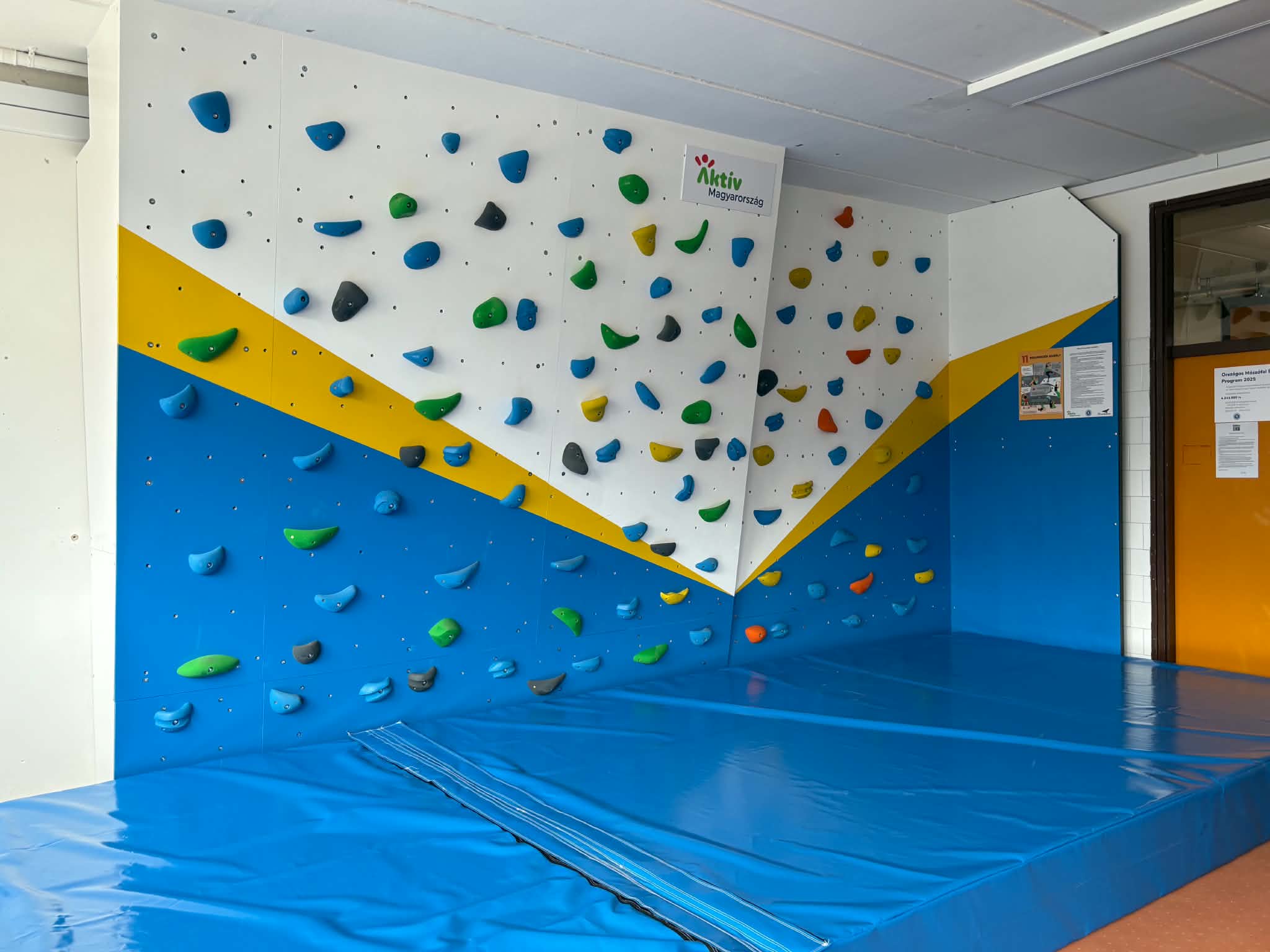 Pápa – Weöres Sándor Általános Iskola boulder fal