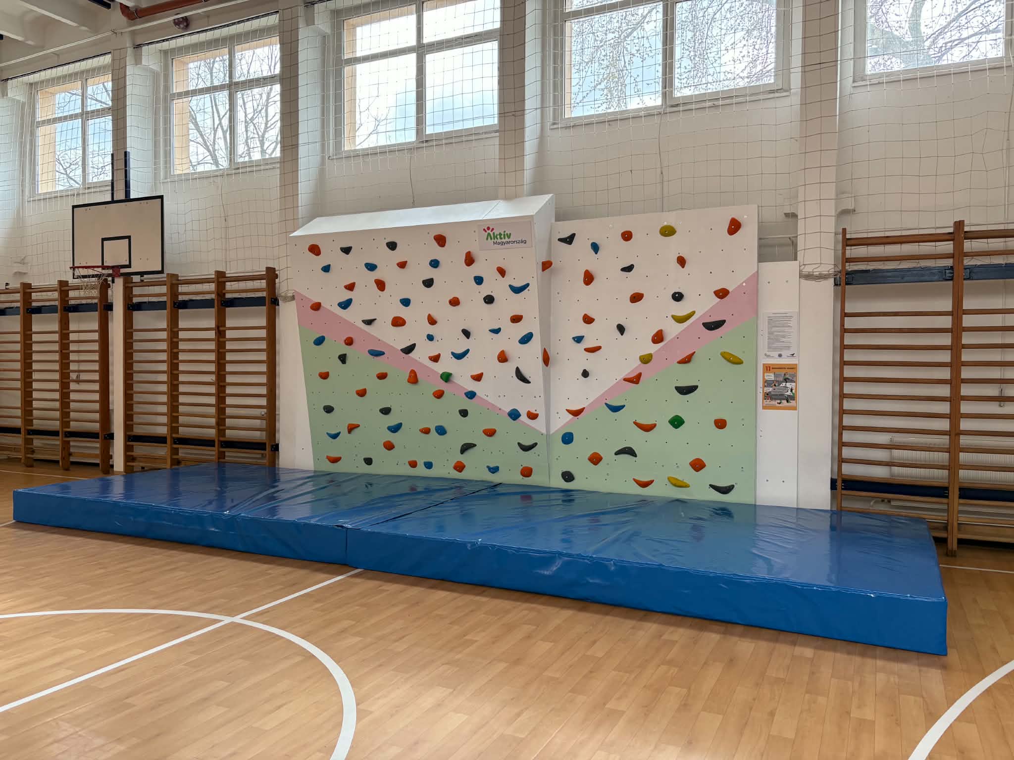 Színi Károly Iskola boulder mászófal