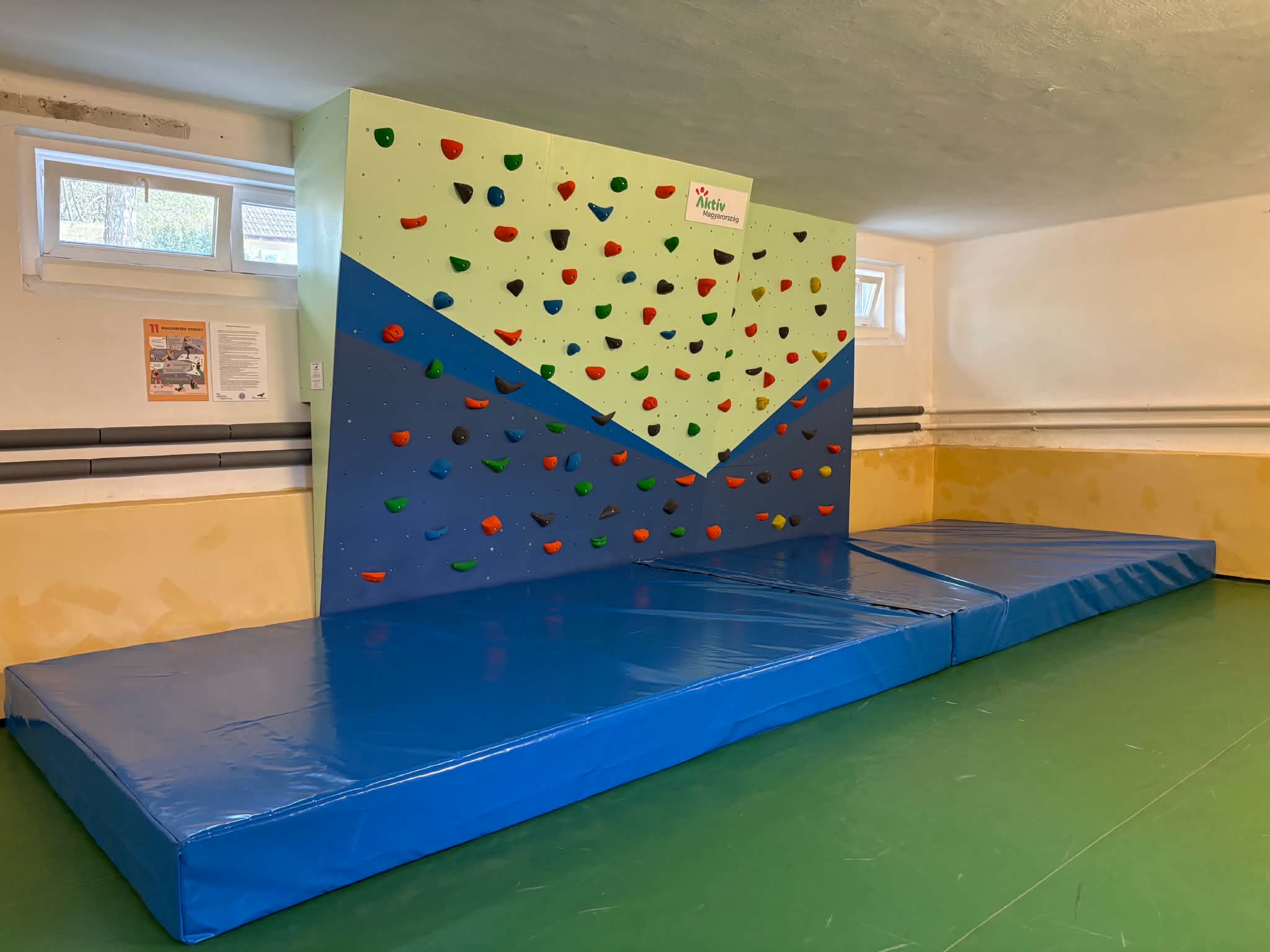 Tiszalök – Kossuth Lajos Általános Iskola boulder fal